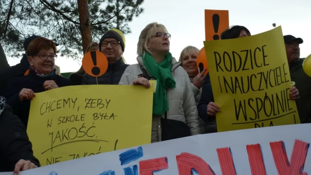 Tczew - Manifestacja pod delegaturą kuratorium. "Oświata stoi nad przepaścią"