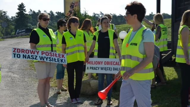Tczew - Pracownicy inspekcji weterynaryjnej zablokowali dk 22. Walczą o godne płace