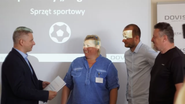 Tczew - Sprzęt multimedialny, sportowy oraz defibrylator AED- Fundacja Pracownicza Grupy VKR przyznała granty