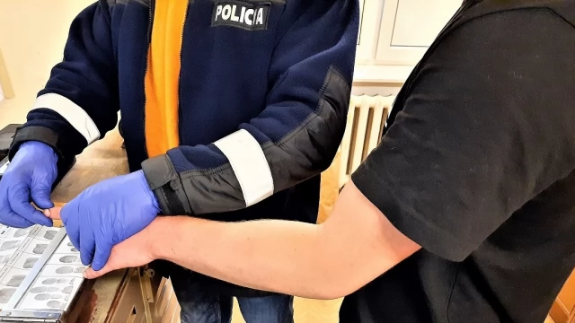 Tczew - Pijani młodzi mężczyźni zaatakowali policjantów. Jeden z nich wcześniej zniszczył auto