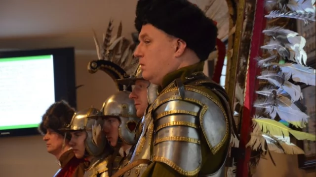 Tczew - Nowy radny powiatowy. Na ślubowanie przybył w asyście... husarii