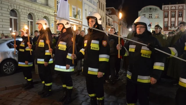 Tczew - Tłumy tczewian na staromiejskiej drodze krzyżowej