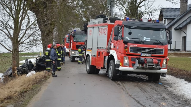 Tczew - Wypadek w Narkowach. Ranna osoba uwięziona w aucie