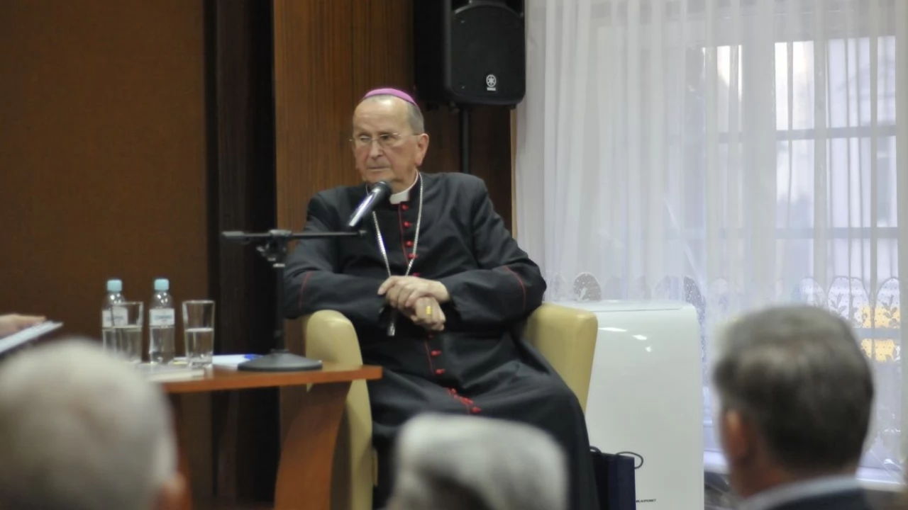 Tczew - Arcybiskup senior Henryk Muszyński w Miejskiej Bibliotece Publicznej