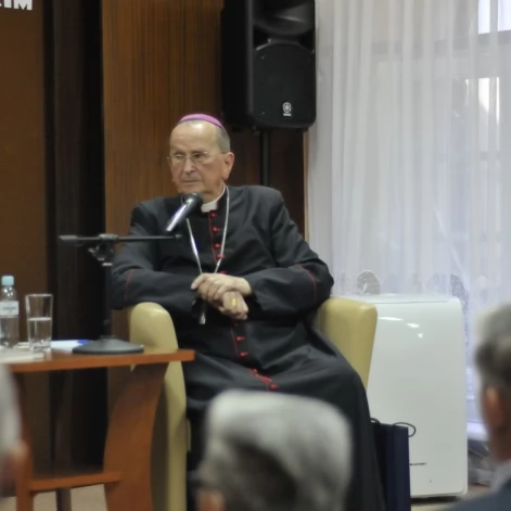 Tczew - Arcybiskup senior Henryk Muszyński w Miejskiej Bibliotece Publicznej
