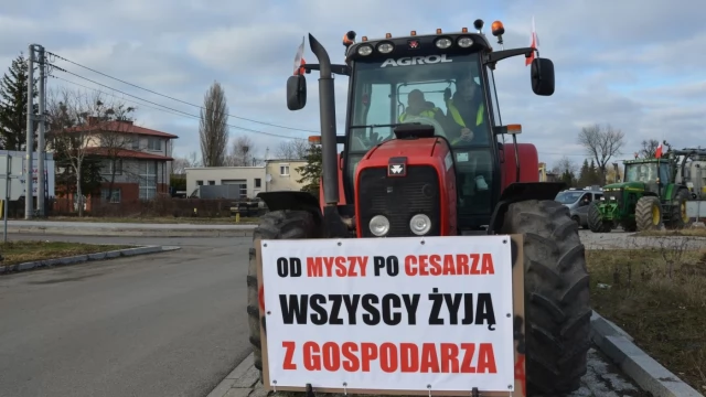 Tczew - Rolnicze miasteczko na rondzie w Czarlinie. Jest nawet trumna [WIDEO]
