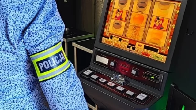 Tczew - Funkcjonariusze zabezpieczyli nielegalne automaty o wartości 230 tys. zł