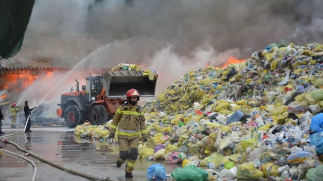Tczew - Pożar na placu sortowani odpadów ZUOS - kilka zastępów walczy z ogniem