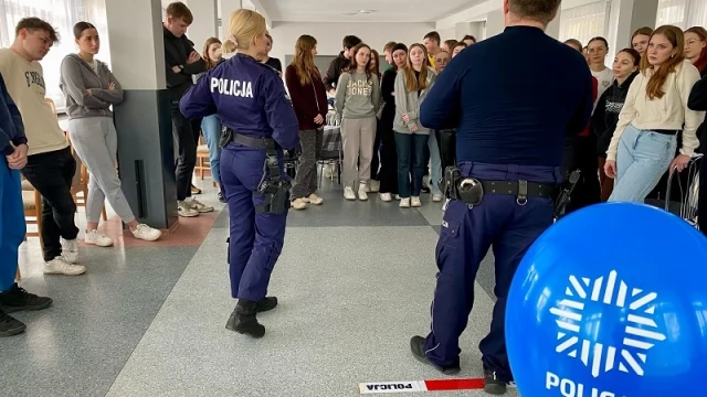 Tczew - Namawiali uczniów "Ekonomika" do przywdziania munduru