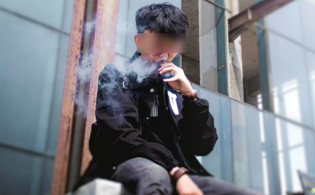 Tczew - Ojciec 15-latka wypowiada wojnę nieuczciwym sprzedawcom e-papierosów