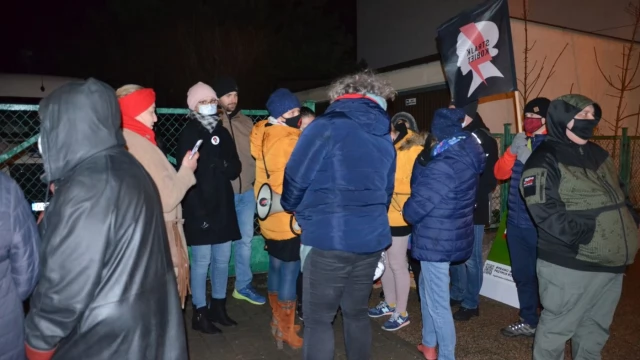 Tczew - Zbiórka podpisów pod projektem "Legalna aborcja". Narodowcy czekali z mopem. Marta Lempart w Tczewie