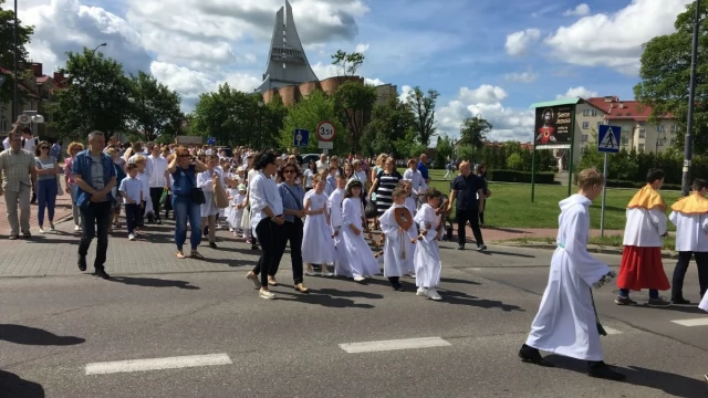Tczew - Boże Ciało. Wierni na ulicach Tczewa