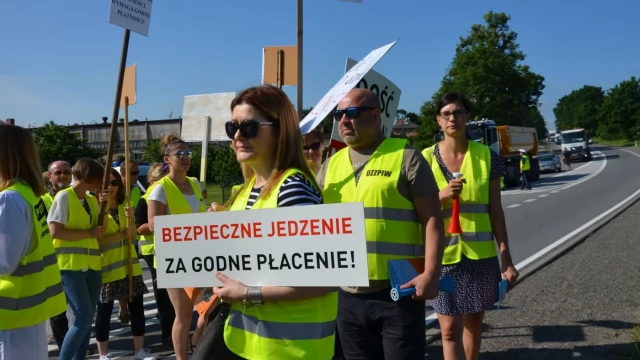 Tczew - Pracownicy inspekcji weterynaryjnej zablokowali dk 22. Walczą o godne płace