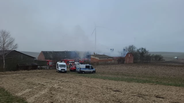 Tczew - Dziesięć zastępów straży gasi pożar w Tymawie