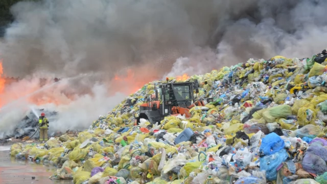 Tczew - Pożar na placu sortowani odpadów ZUOS - kilka zastępów walczy z ogniem