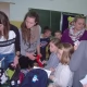 Tczew - Młodzież z ZSRiK świątecznie dzieciom