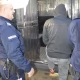 Tczew - Kuferek z kosmetykami, prostownica, odzież, pieniądze... Za włamania do aut grozi mu nawet 15 lat