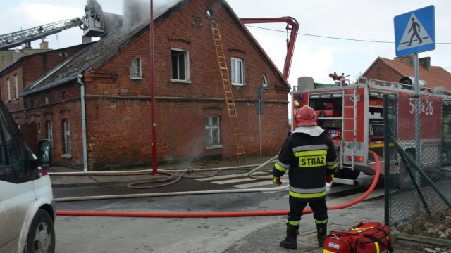 Tczew - Pożar na ulicy Czyżykowskiej. Trwa akcja gaśnicza, jedna osoba ranna
