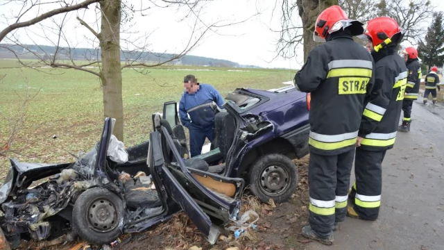Tczew - Wypadek w Narkowach. Ranna osoba uwięziona w aucie