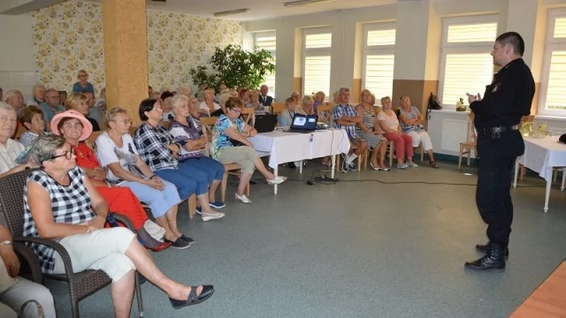 Tczew - Policjanci pouczali seniorów jak nie paść ofiarą oszustów
