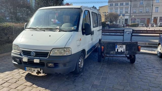 Tczew - Dostawczak i przywiązana przyczepka nową atrakcją placu Hallera?