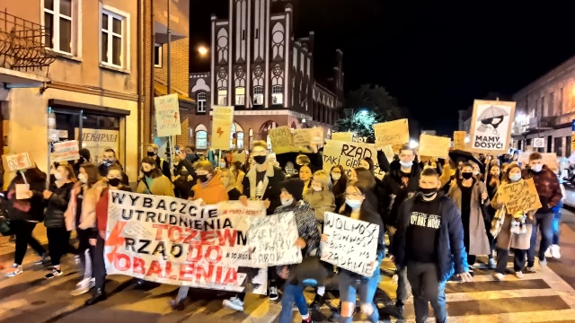 Tczew - Protesty ws. aborcji nie ustają. "Wybaczcie utrudnienia, Tczew ma rząd do obalenia" [FILM]