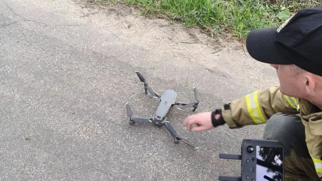 Tczew - Auto na drzewie i brak kierowcy. Ruszyły poszukiwania...