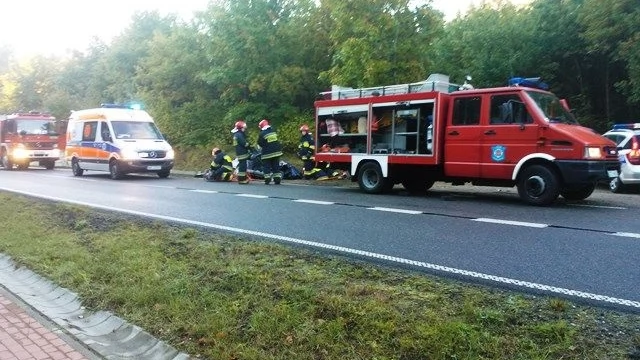 Tczew - Dwa wypadki - ciężarówka w rowie, kierowca uwięziony w osobowym aucie