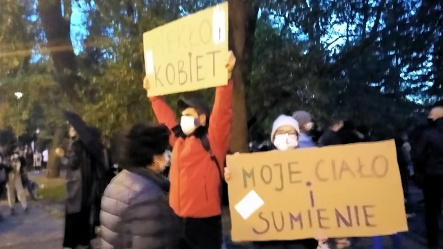 Tczew - Tłumy na ulicach Tczewa. Protest przeciw decyzji TK #PiekłoKobiet
