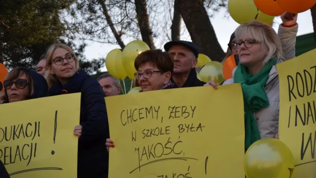 Tczew - Manifestacja pod delegaturą kuratorium. "Oświata stoi nad przepaścią"