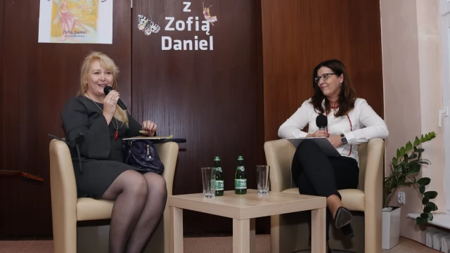 Tczew - Co kryje się "za tęczowymi drzwiami"? Promocja tomiku poetyckiego Zofii Daniel w tczewskiej bibliotece