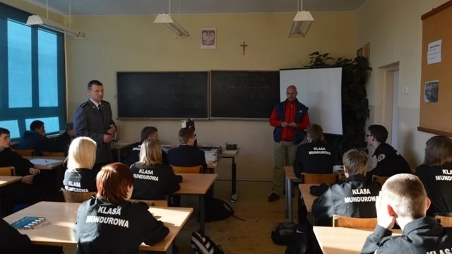 Tczew - Chcą pracować w służbach mundurowych - mogli się przyjrzeć, jak pracuje technik kryminalistyki 