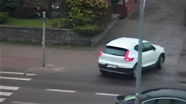 Tczew - Zniszczył sygnalizator i odjechał. Policjanci szukają świadków