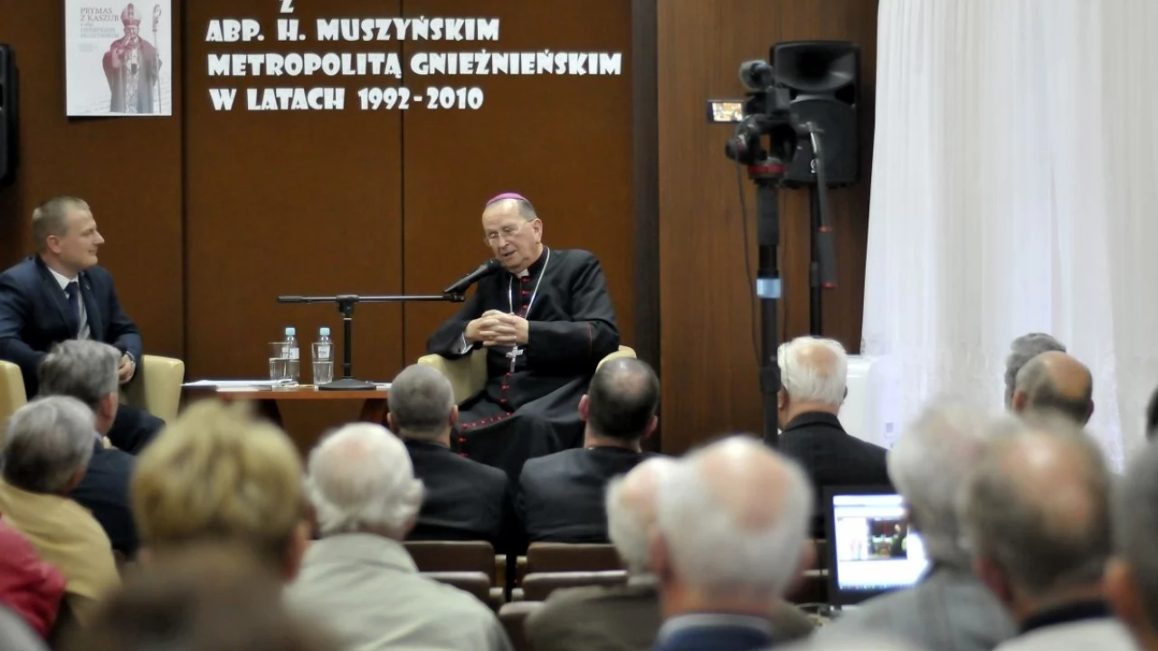 Tczew - Arcybiskup senior Henryk Muszyński w Miejskiej Bibliotece Publicznej