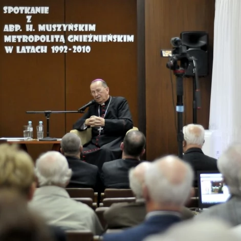 Tczew - Arcybiskup senior Henryk Muszyński w Miejskiej Bibliotece Publicznej