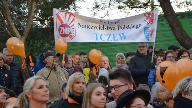Tczew - Manifestacja pod delegaturą kuratorium. "Oświata stoi nad przepaścią"