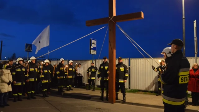 Tczew - Tłumy tczewian na staromiejskiej drodze krzyżowej