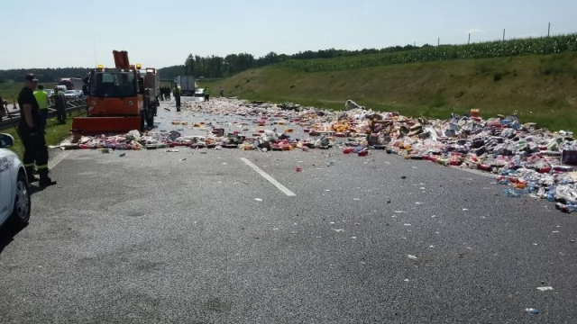 Tczew - Rozsypane butelki na autostradzie - uwaga na utrudnienia na A1 [FOTO]