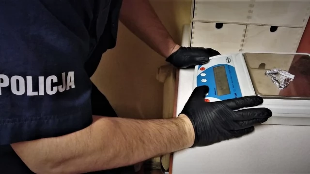 Tczew - Funkcjonariusze zabezpieczyli 5 automatów do gier oraz narkotyki