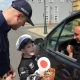 Tczew - Nietypowy patrol obdarowywał słodkościami kierowców na Zamkowej