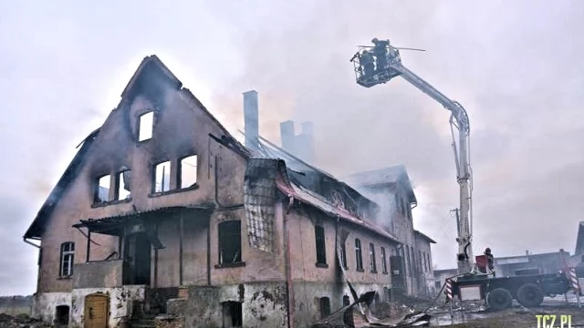 Tczew - Olbrzymi pożar w Swarożynie. Płonie stara gorzelnia