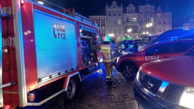 Tczew - Pożar na placu Hallera! Trzy osoby trafiły do szpitala [FOTO, WIDEO]