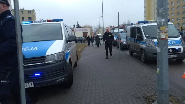 Tczew - Pożar na Saperskiej. Mężczyzna znaleziony w piwnicy w ciężkim stanie, jest więcej poszkodowanych
