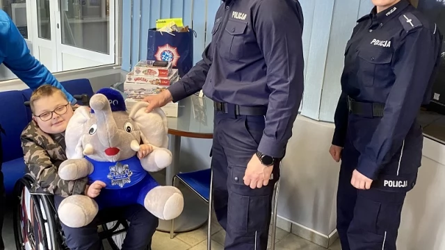 Tczew - Policjanci spełnili marzenie 8-letniego Dominika