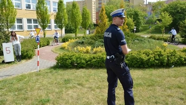 Tczew - Policjanci sprawdzali wiedzę dzieci i młodzieży ze znajomości przepisów drogowych