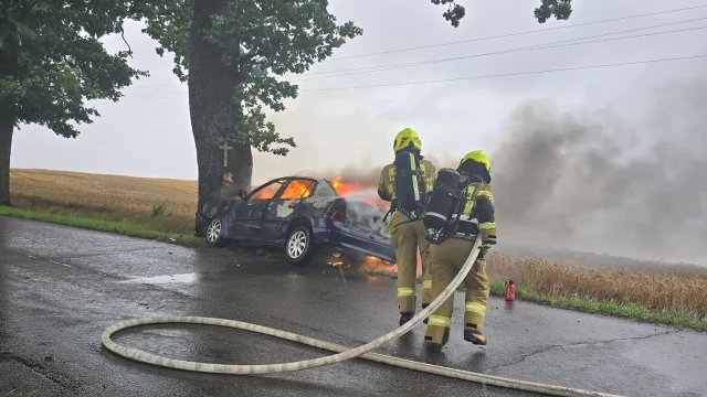 Tczew - Osobówka stanęła w płomieniach, dwie osoby w szpitalu