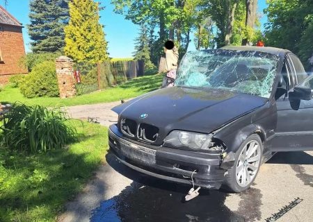 Tczew - Mała Słońca. Kierowca BMW uderzył w drzewo