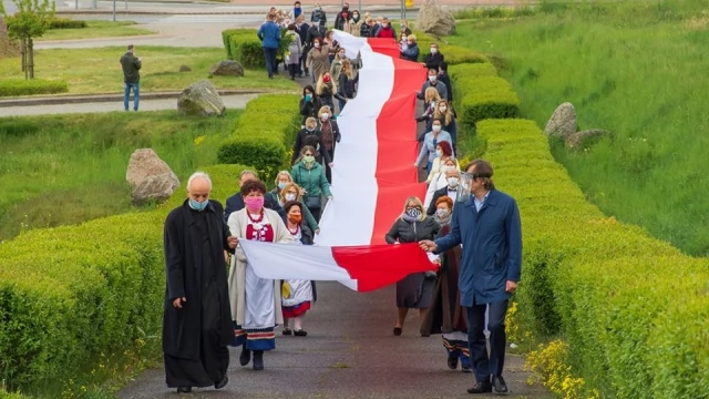 Tczew - Stumetrowa flaga na stulecie urodzin Jana Pawła II