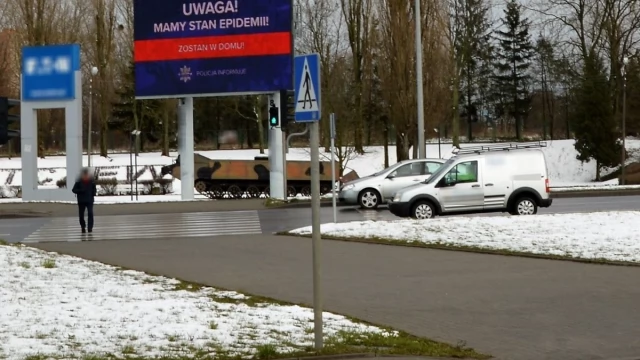 Tczew - #Zostańwdomu. Policjanci apelują z radiowozów i ekranu LED