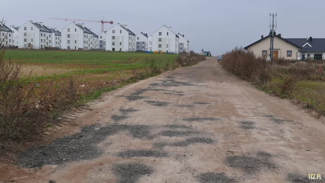 Tczew - Załatana droga do nowego osiedla Rokitki [FOTO] [bez komentarza]
